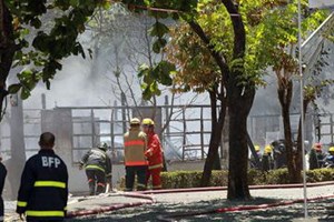 Nhân viên cứu hỏa đang dập lửa.